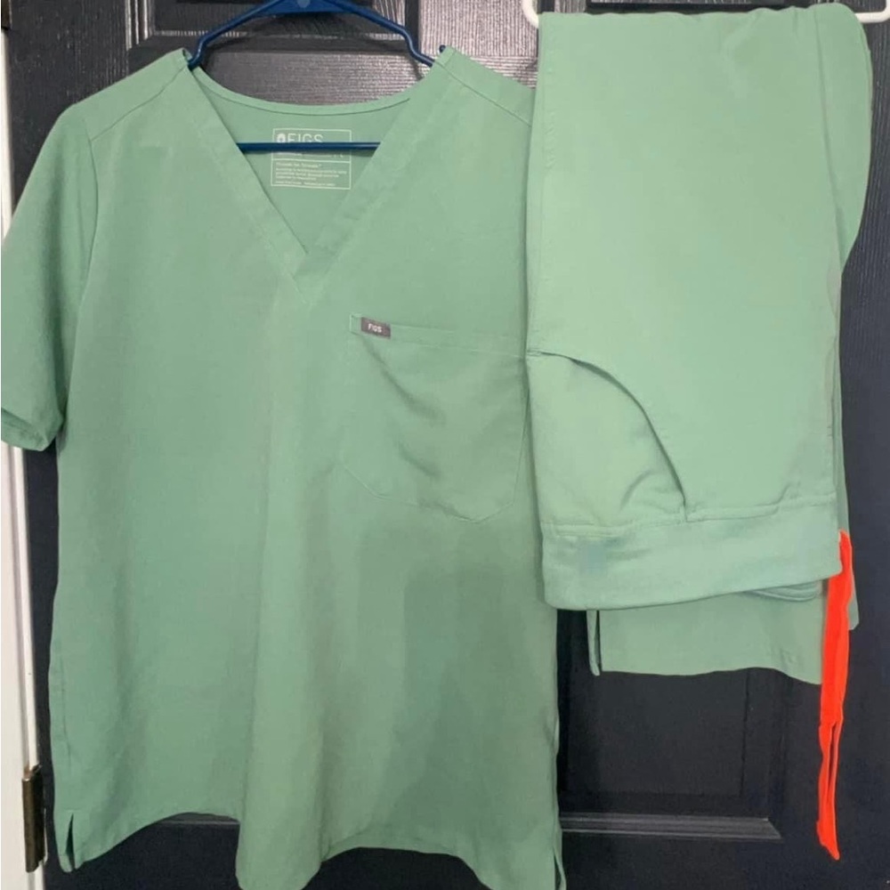 Large Catarina one pocket scrub top
Large Petite Kade Cargo scrub pants